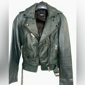 Barney’s Originals size 6 (XS) dark green 100% leather jacket. Great condition